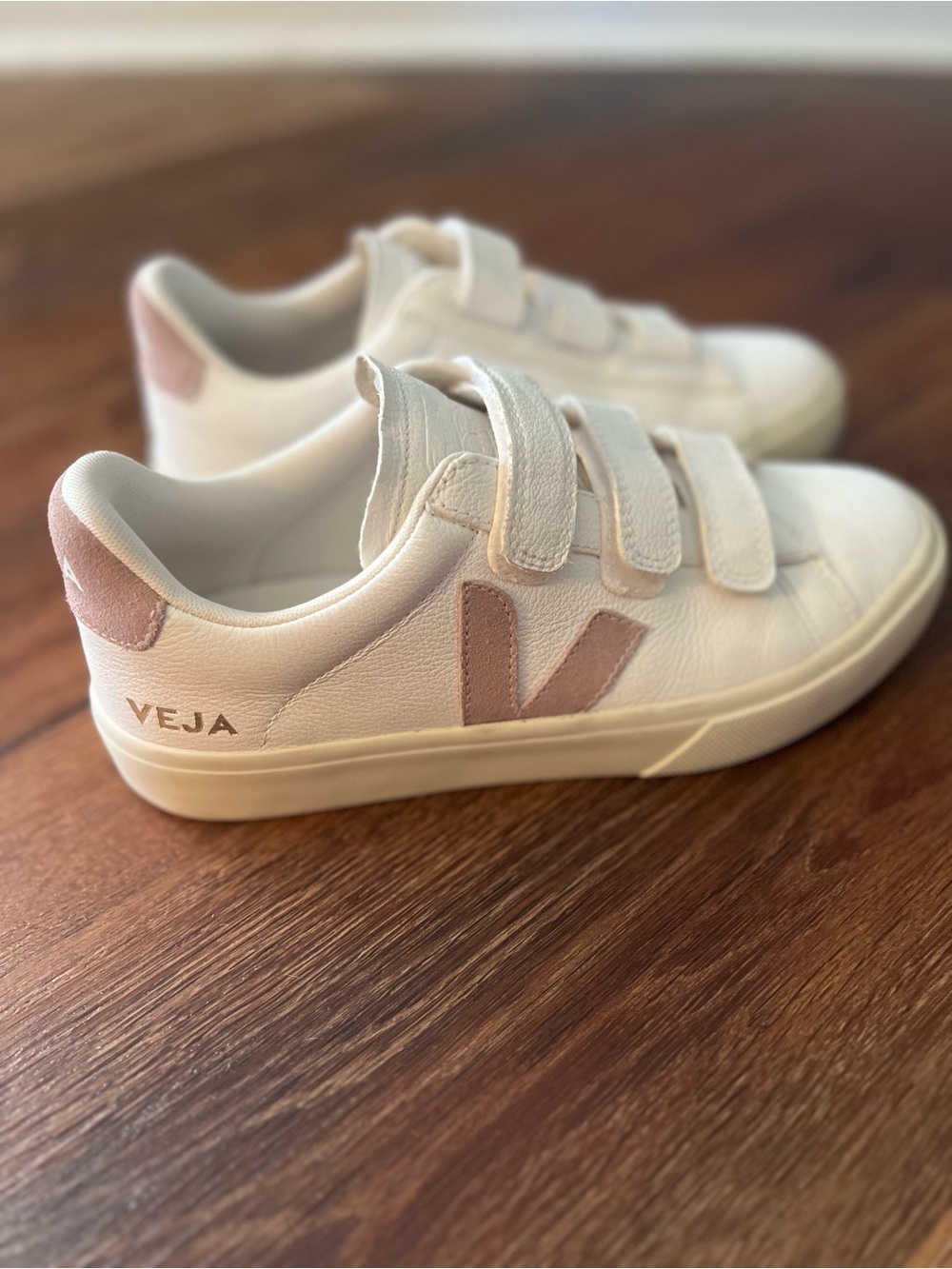 VEJA size 8 Recife Low Top Leather Shoes - White, Pink Preowned Good - Picture 5 of 9